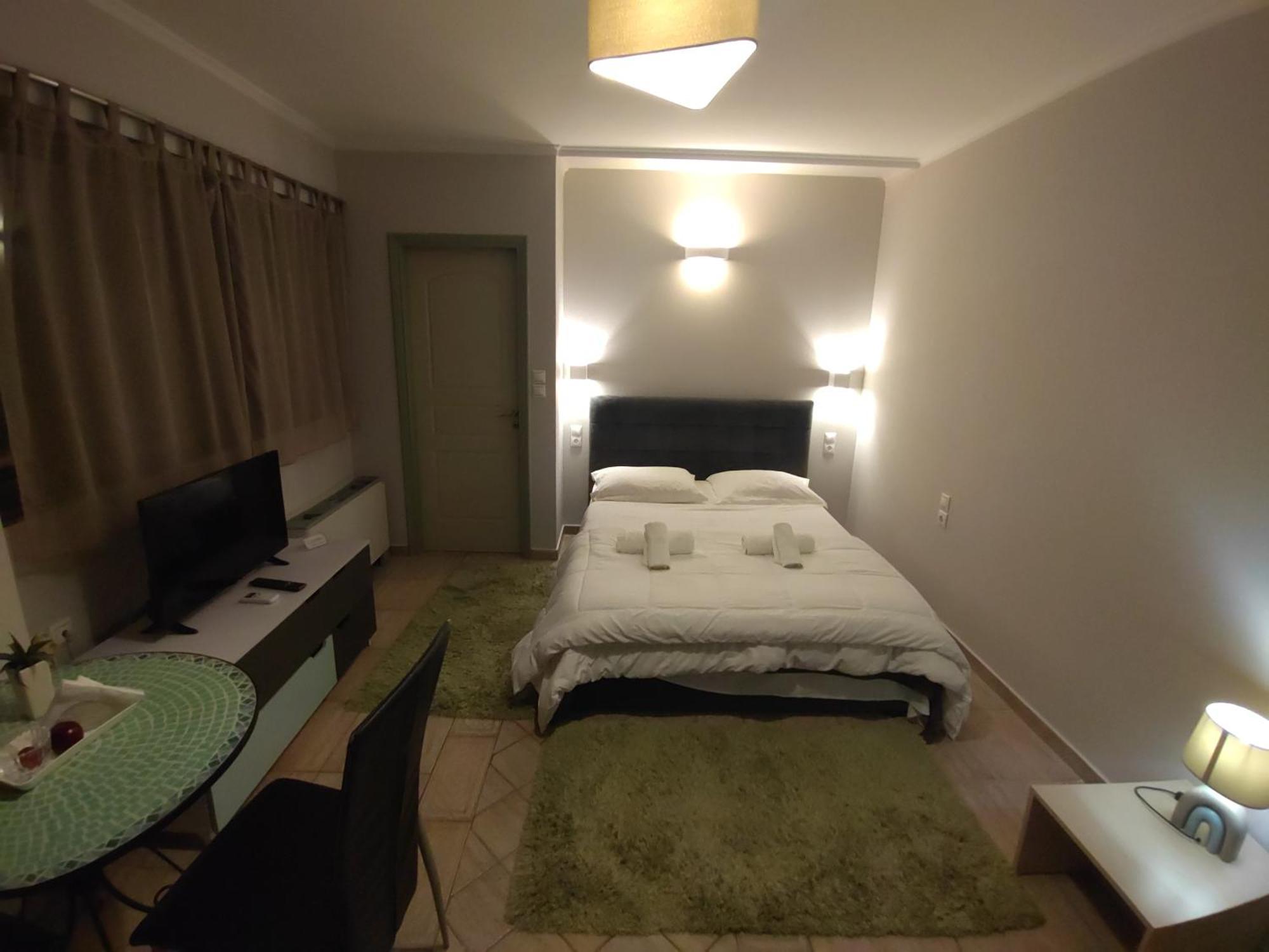 Central Studio - Fully Equiped. Ideal For Couples Patras Luaran gambar