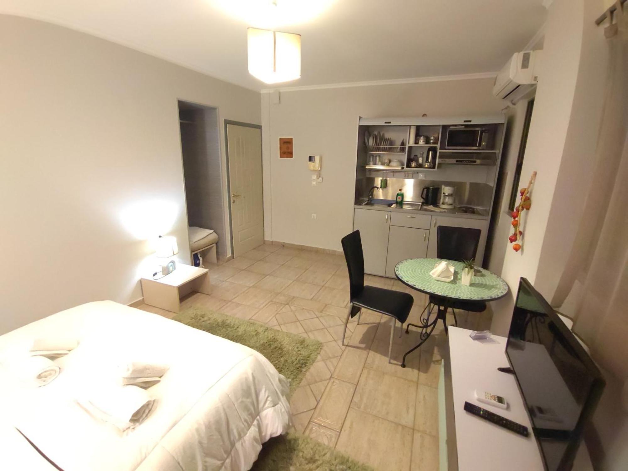 Central Studio - Fully Equiped. Ideal For Couples Patras Luaran gambar