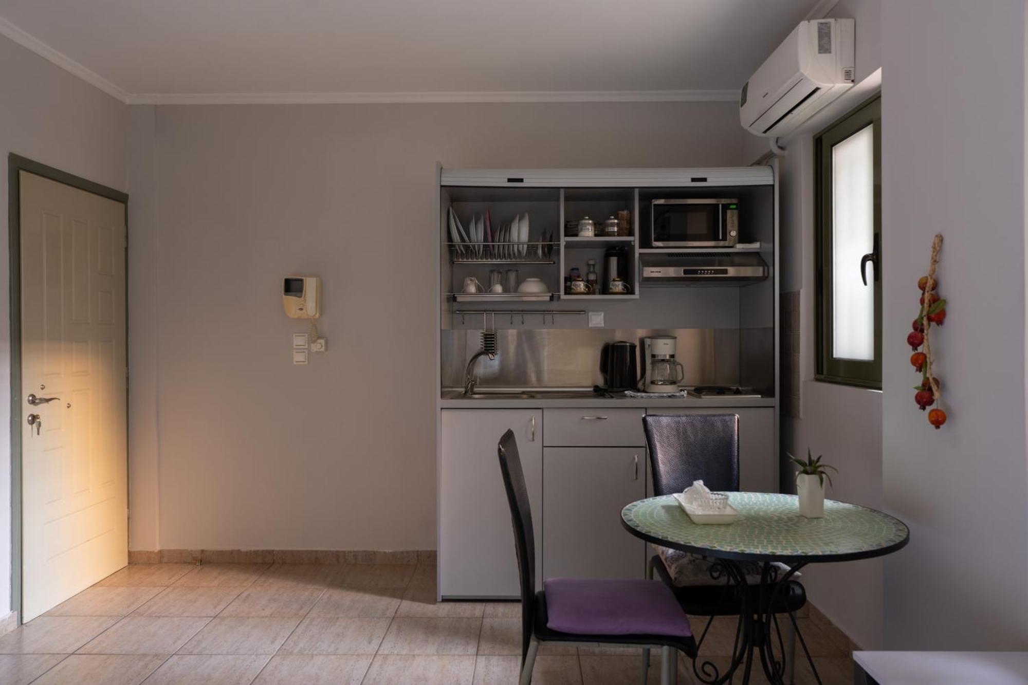 Central Studio - Fully Equiped. Ideal For Couples Patras Luaran gambar