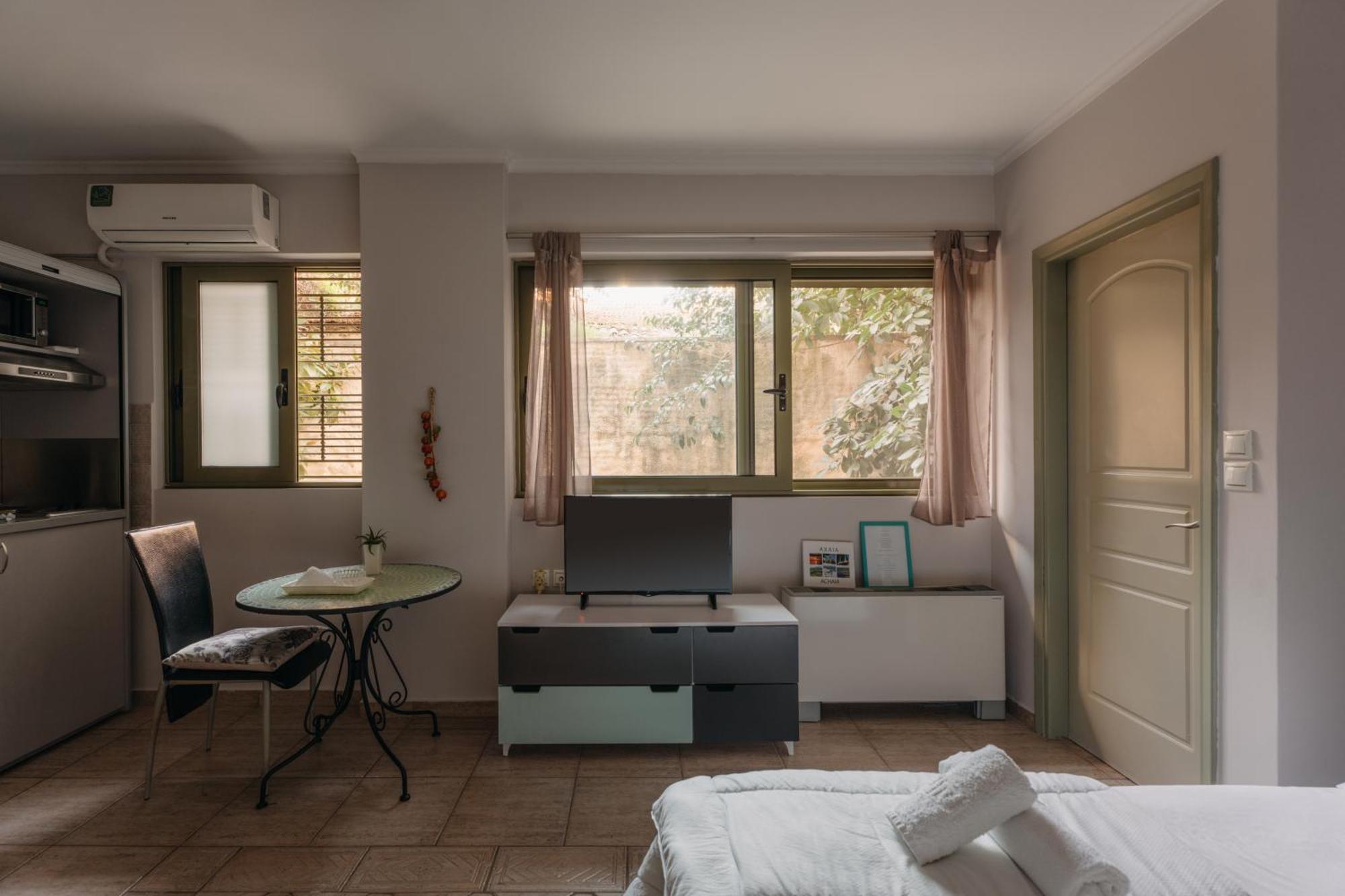 Central Studio - Fully Equiped. Ideal For Couples Patras Luaran gambar